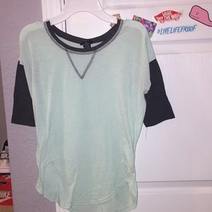 quarter sleeve xs but can fit a medium